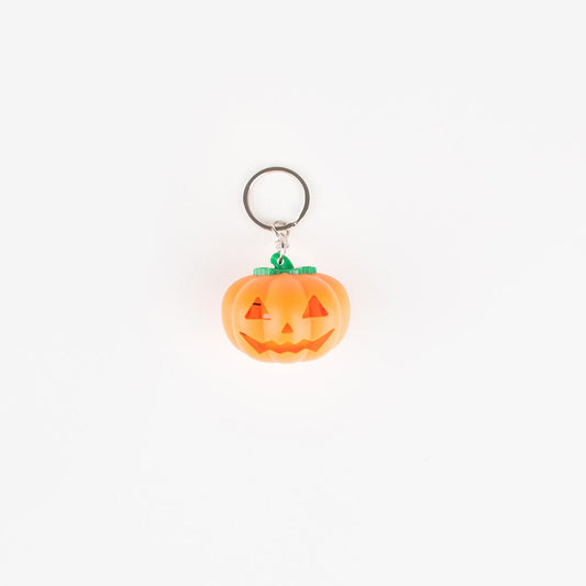 Un porte-clé citrouille lumineux à offrir pour pochette surprise halloween.