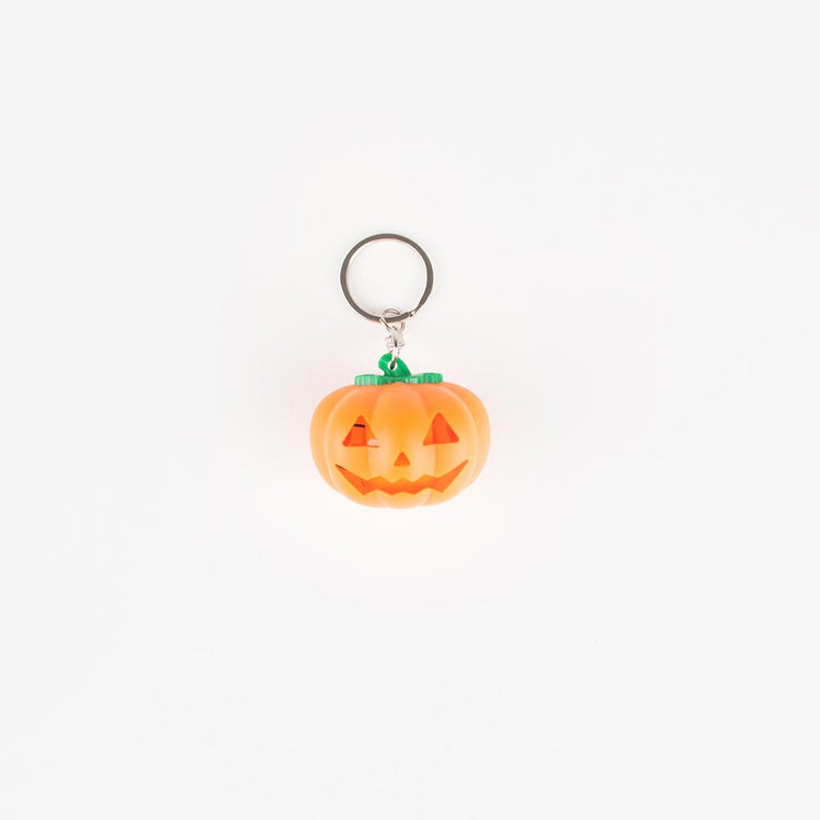 Un porte-clé citrouille lumineux à offrir pour pochette surprise halloween.