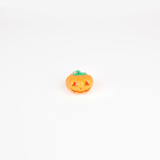 Thème halloween : un porte clé citrouille limineux pour pochette surprise