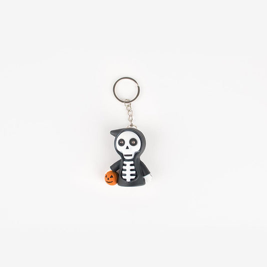 Un porte-clé squelette lumineux en cadeau pour pochette suprise halloween.