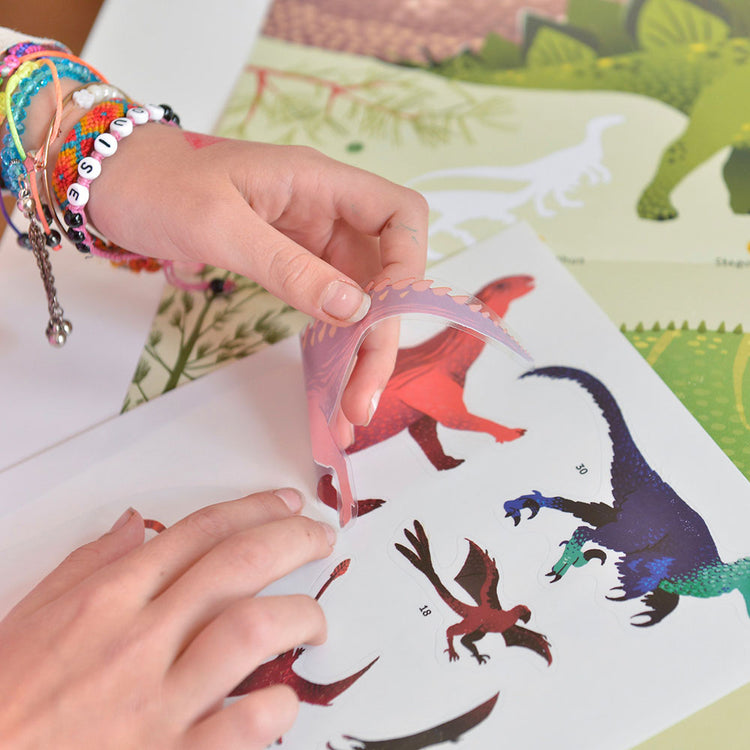 Aprende divirtiéndote: póster gigante y 32 pegatinas de dinosaurios
