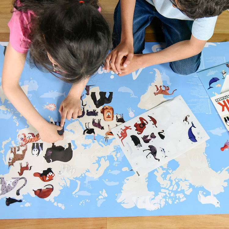 Cadeau enfant éducatif : 67 stickers à coller sur un poster du monde géant