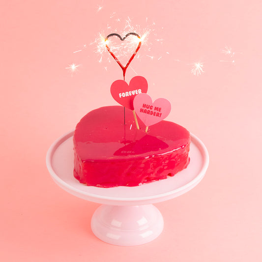 Gateau coeur rose sur présentoir à gateau pour saint valentin
