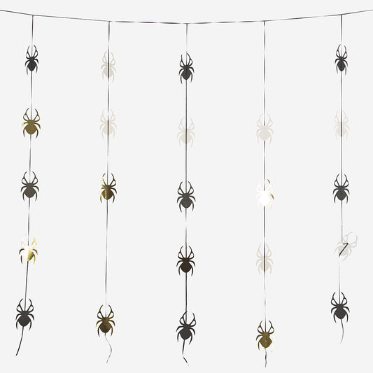 Decoration ideas for Halloween party: curtain of spiders