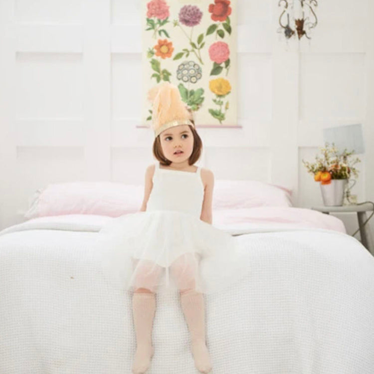 Disfraz y corona de princesa blanca: disfraz de cumpleaños para niña.