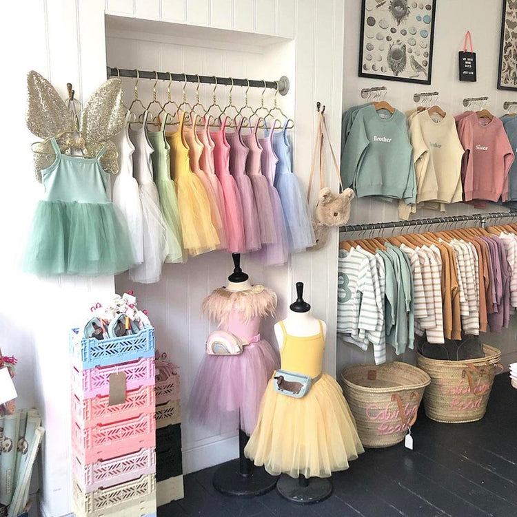 Déoration de boutique arc en ciel pastel avec robe tulle déguisement