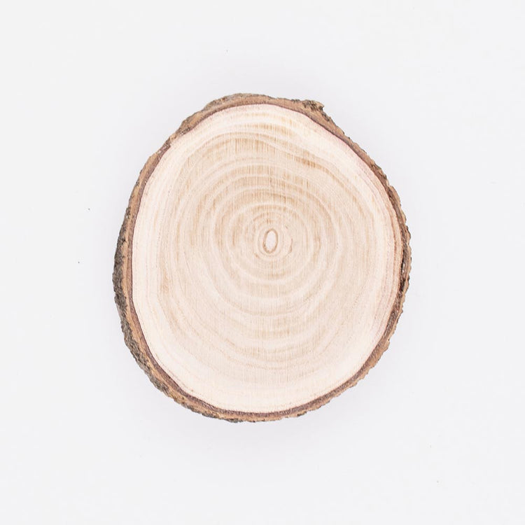 Boda campestre: tronco de madera para decoración de centro de mesa