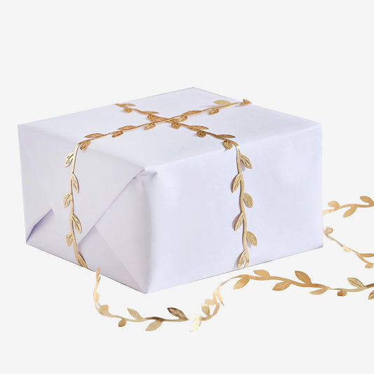 Idee pour emballage cadeau de Noel : ruban de feuilles dorées