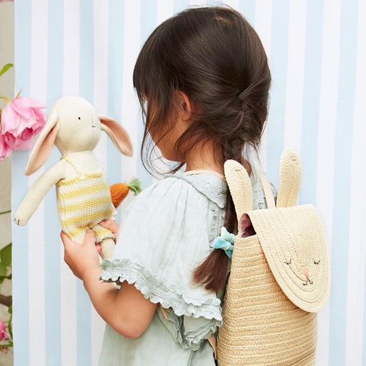 Mochila con forma de conejo para ofrecer como regalo de cumpleaños de Pascua