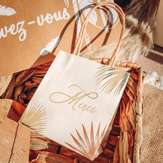 Gift bags to offer gifts to your guests at a pampa wedding