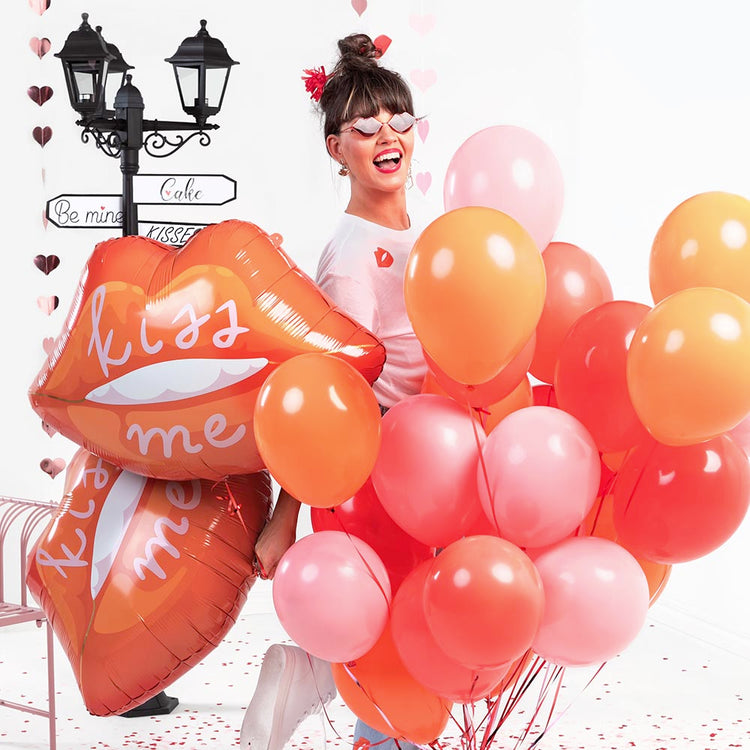 Valentine's Day decoration idea: balloon in the shape of kiss me lips