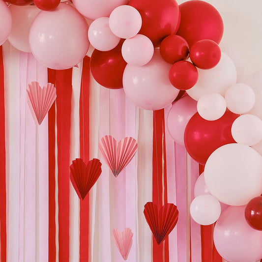 Arche de ballons rose et rouge pour decoratio de mariage originale