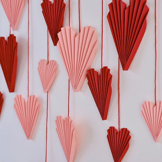 Decoration saint valentin : coeurs en papier rose et rouge à suspendre