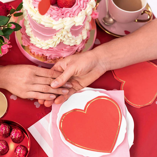 20 serviettes en papier coeurs rouge pour deco de table saint valentin