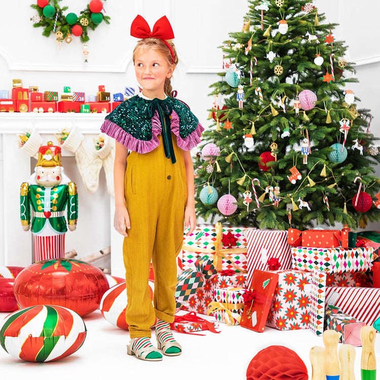Decoración navideña con diadema, globos navideños y decoración de regalos