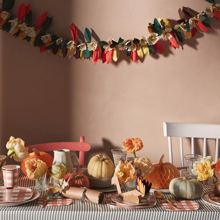 Idea decorativa para tu mesa de Halloween: vajilla y globos desechables