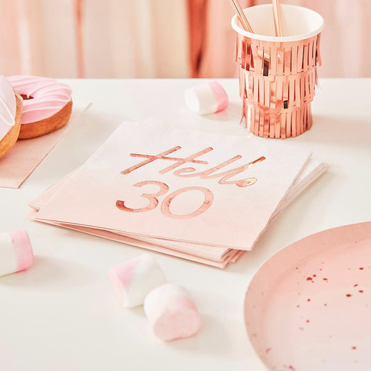 Idea per la decorazione della tavola per il compleanno degli adulti 30 anni in oro rosa