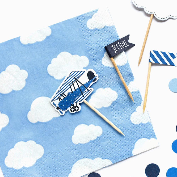 Decoration anniversaire avions et voyage avec serviettes nuage et toppers 