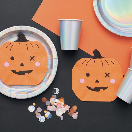 Linda mesa de halloween para niños con servilletas de calabaza