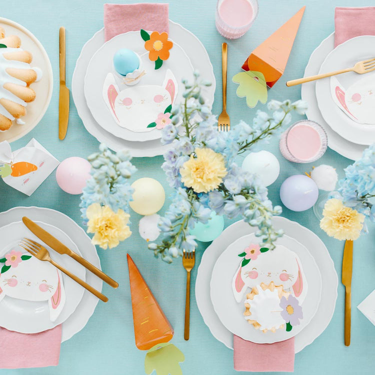 Decoración de Pascua: simpáticas servilletas de conejo y decoración floral pastel