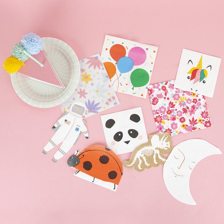 Servilletas de papel desechables de colores para cumpleaños de niños.