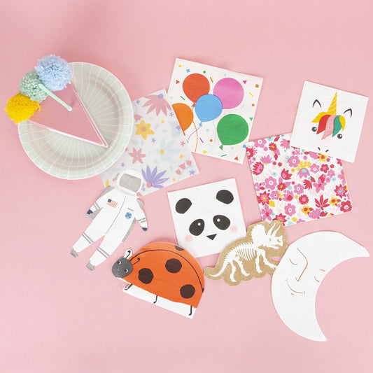 Decoración de mesa para cumpleaños infantil: servilletas desechables de colores