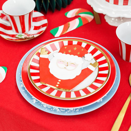 Idea de mesa navideña roja con servilletas de Papá Noel