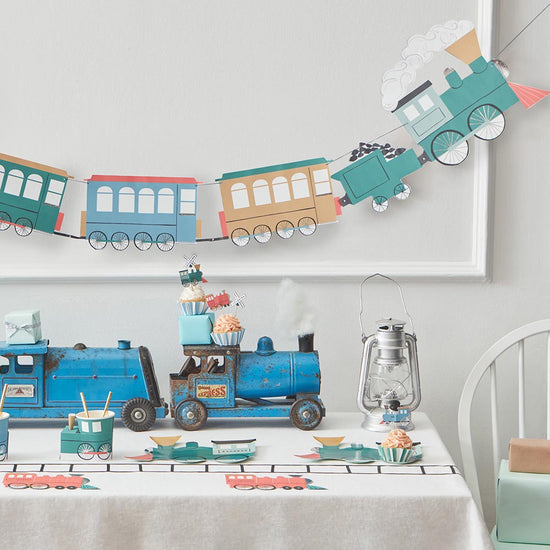 Décoration anniversaire train : guirlande train, vaisselle, toppers train