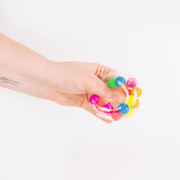 Juguete infantil: bolas multicolores blandas para ofrecer
