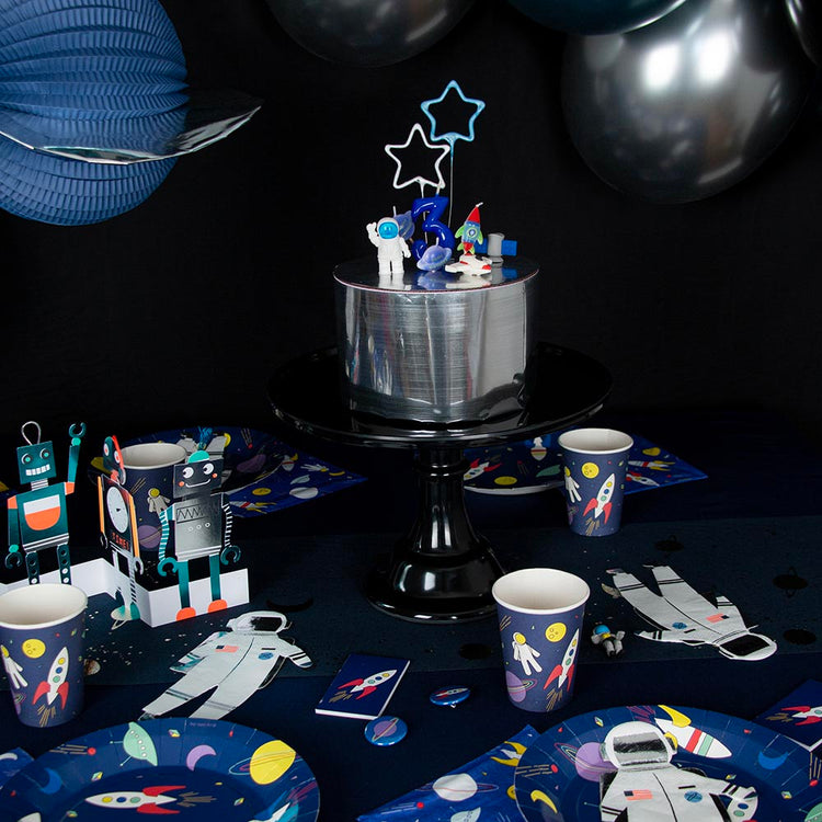 Decorazione di compleanno spaziale: stella scintillante d'argento per torta