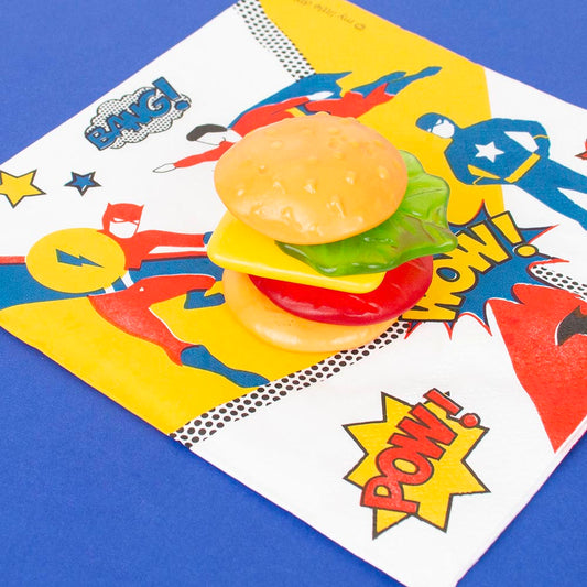 Servilletas de superhéroes y caramelos de hamburguesa: mesa de cumpleaños infantil