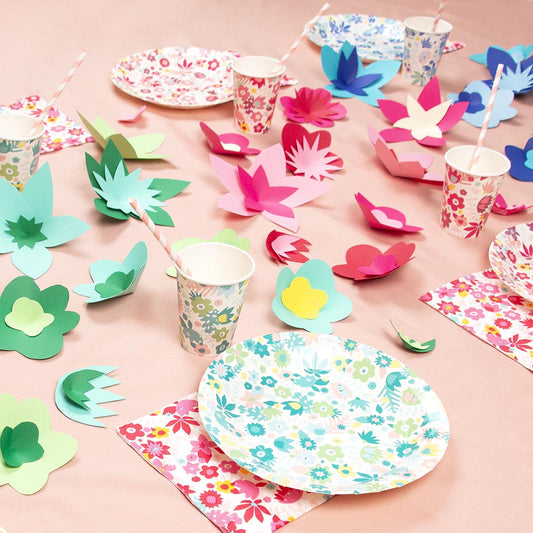 Table fete fleurs avec vaisselle et fleurs en papier my little day