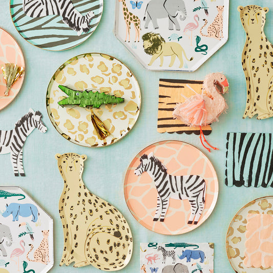 decoración de mesa de cumpleaños temática safari o selva platos de animales