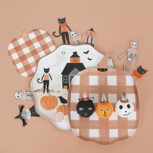 Table decoration ideas for Halloween: pumpkin napkins with gingham pattern