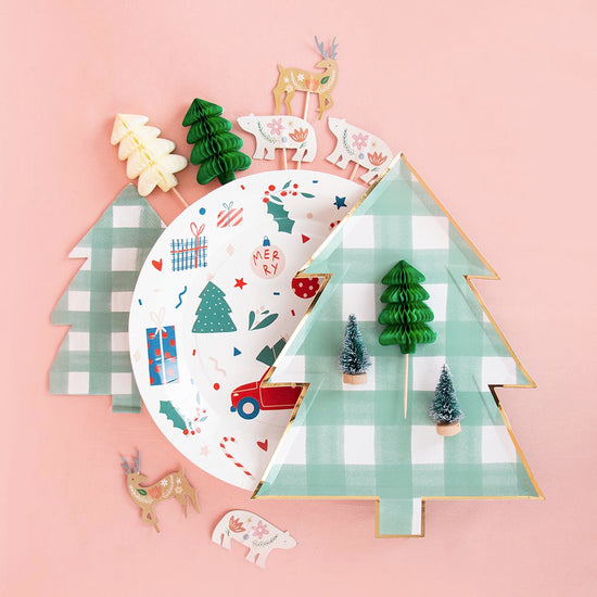 8 paper plates in the shape of a fir tree for Christmas table decoration