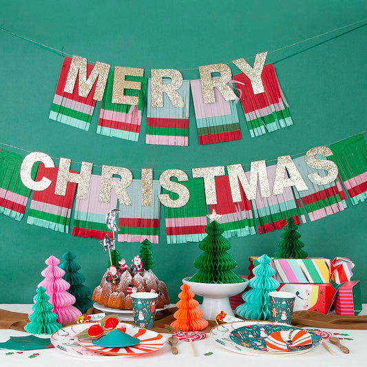 Idea de decoración navideña: guirnalda con flecos de Feliz Navidad