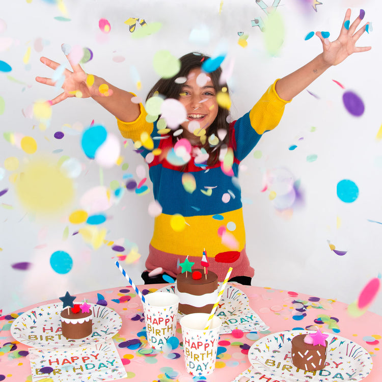 Déco de table de fête avec vaisselle anniversaire et confettis multicolores