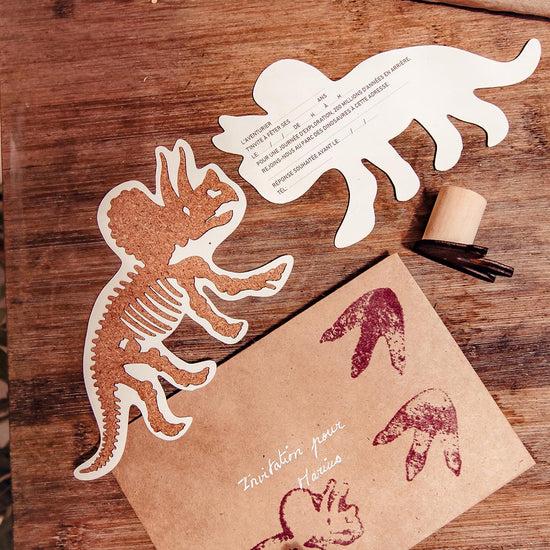 Cumpleaños dinosaurio: sellos y tarjetas dinosaurio triceratops