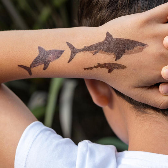 Offrir des tatouages temporaires de requins pour un anniversaire