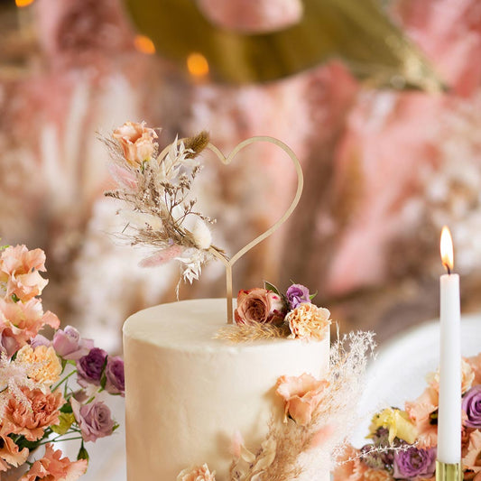 Decoración para tarta de boda con corazón de madera y flores secas