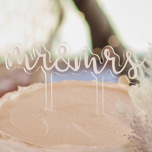 Torta nuziale: decorazione bianca Mr & Mrs