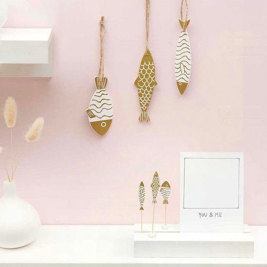 Seaside deco idea: wooden picks with white and golden fish