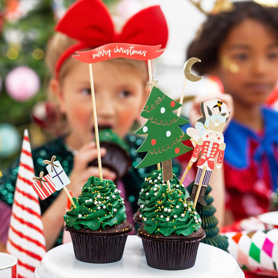 cupcakes navideños en forma de españa con toppers navideños