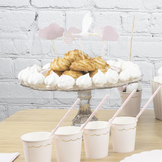 Déco table baby shower fille avec toppers cupcake cigogne rose