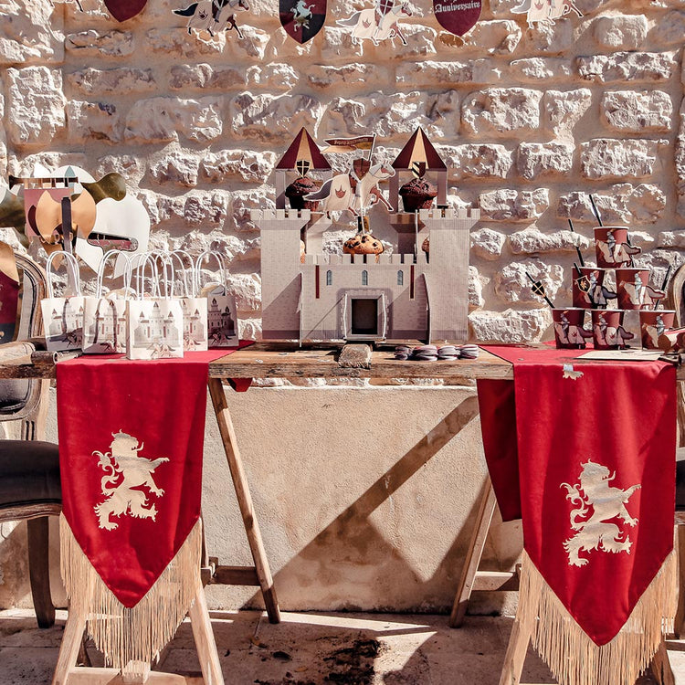 Table de gouter anniversaire chevalier avec décorations de gateau et decor médiéval