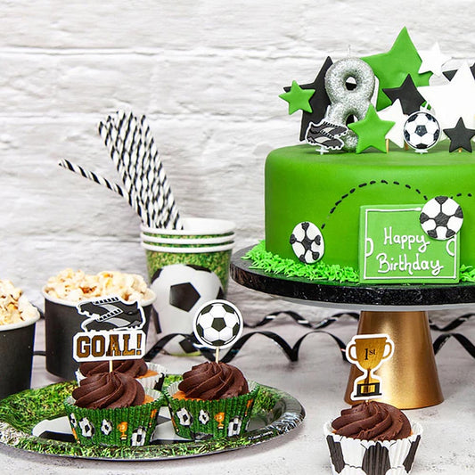 Decorazione di compleanno di calcio con torta e toppers da calcio