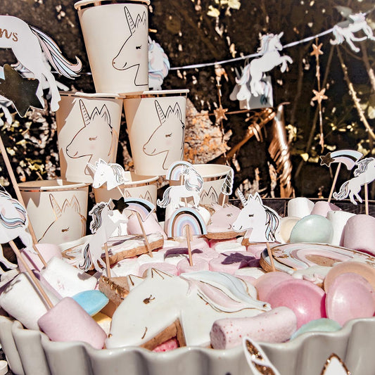 Table de gouter anniversaire licorne avec décorations de gateau et decor pastel licorne