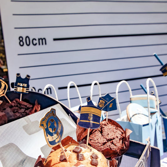 Mesa de bocadillos de cumpleaños de la policía con adornos para pasteles y decoración de la policía