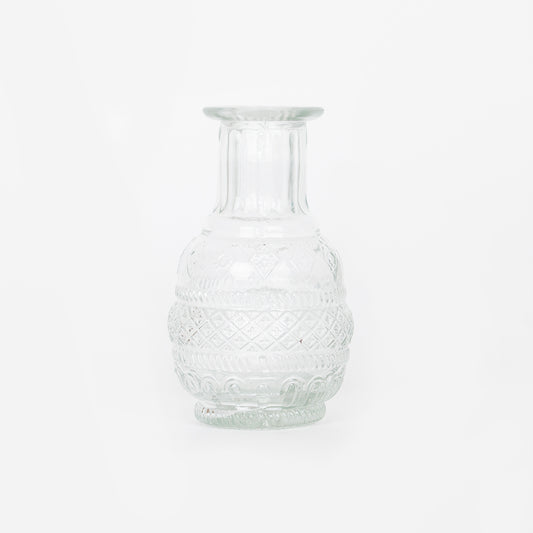 Tavolo da matrimonio decorativo: antico vaso in vetro con incisioni per allestimenti floreali